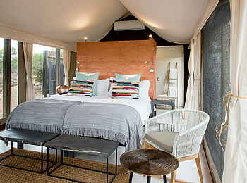 Simbavati River Lodge: Großes Bett mit Abstellmöglichkeiten am Fußende