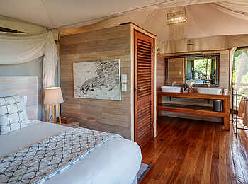 Kwetsani Camp: Bett mit Blick zum Badezimmer