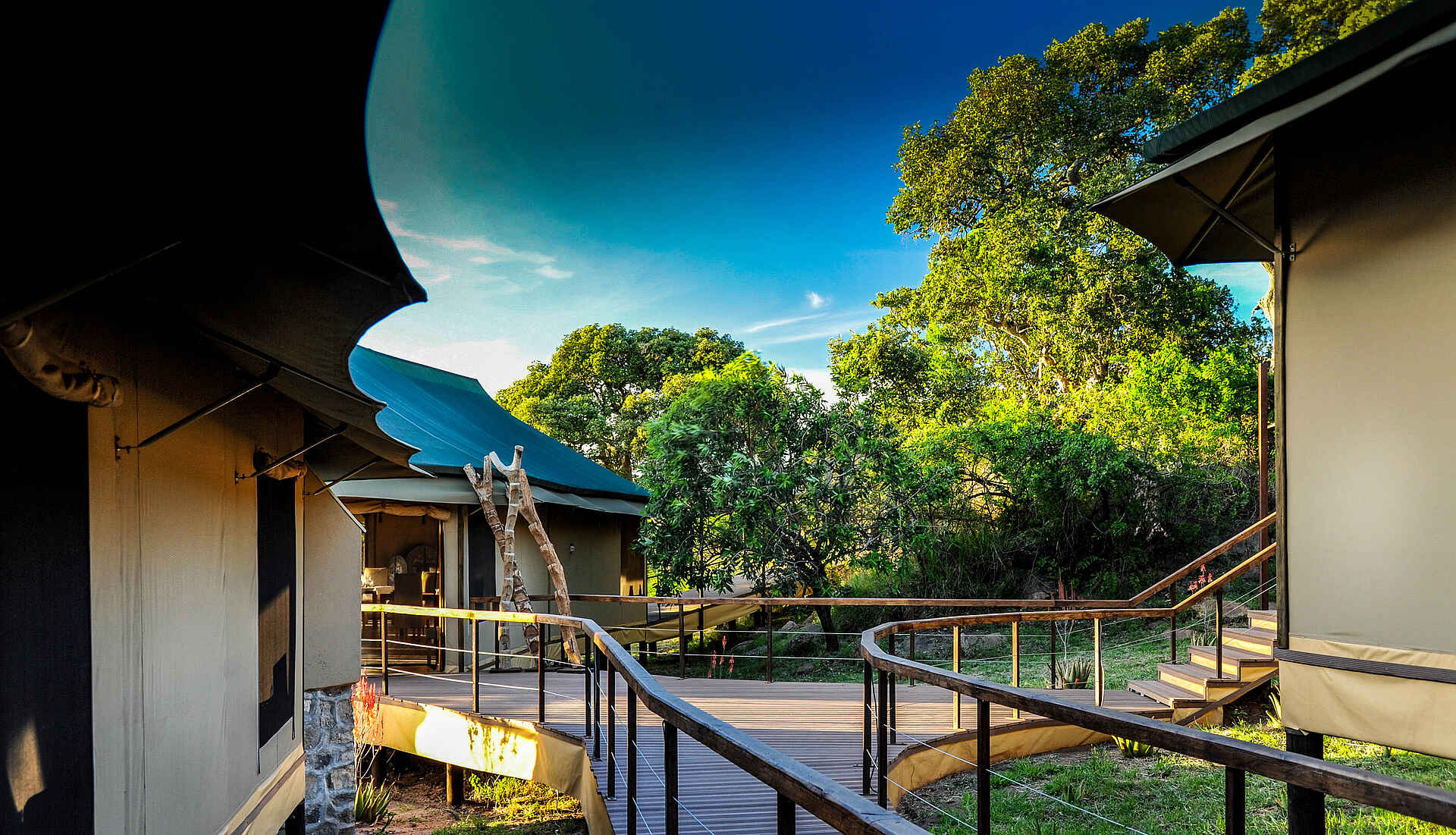 lemala kuria hills, lemala kuria hills bilder, lemala kuria hills lodge, serengeti safari, hauptgebäude, hauptzelt, main area, zelt