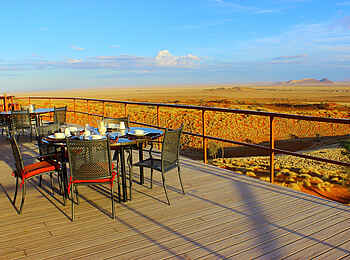 Namib Dune Star Camp: Frühstück auf der Terrasse Namib Dune Star Camp: Frühstück auf der Terrasse