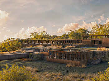 Ngorongoro Explorer Lodge: Blick auf Gemeinschaftsbereich vom Spa aus