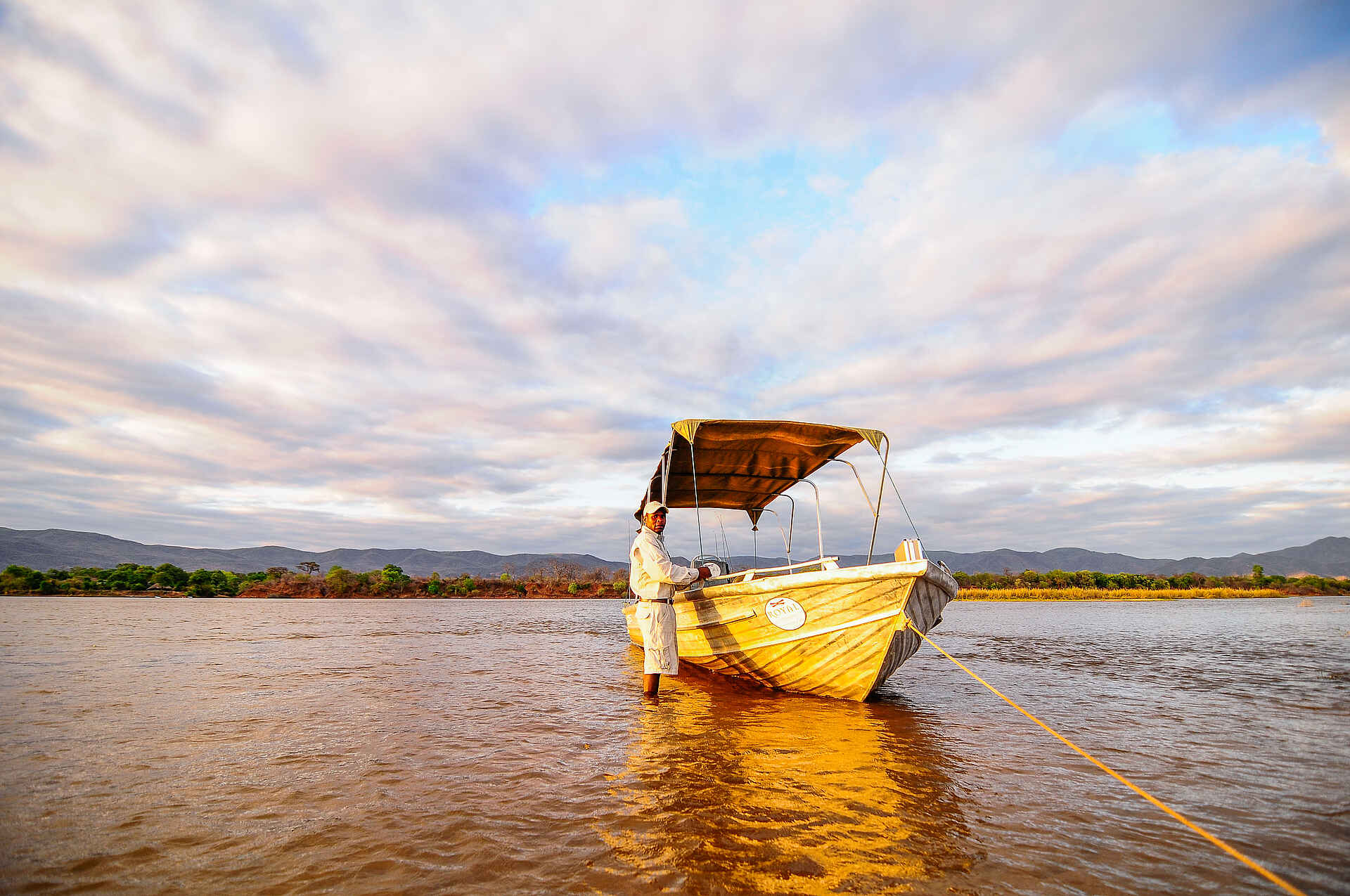 Hochzeitsreise, Lower Zambezi, Lower Zambezi National Park, Luxus, Royal Zambezi Lodge, Sambesi, Sambesital, Aktivitäten, Motorboot, Sundowner, Afrikarma, Afrikarma Safaris, Afrikarma Safaris - Wildnis. Hautnah., Afrikarma.de