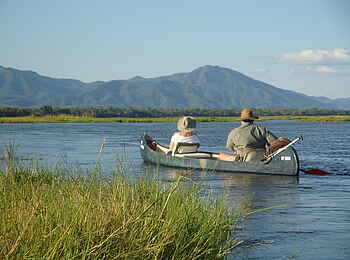 Ruwesi Canoe Trail: Blick über den Fluss zu den Bergen Sambias Ruwesi Canoe Trail: Blick über den Fluss zu den Bergen Sambias