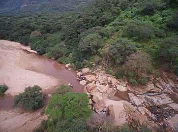 Wayo Manyara Green Camp: Flussbett am Fuß des Escarpment