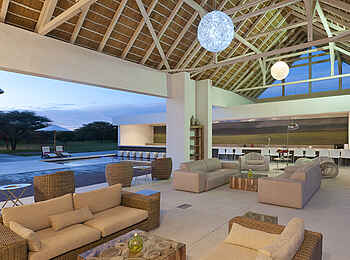 Emanya Etosha Game Lodge: Loungebreich und Pool Emanya Etosha Game Lodge: Loungebreich und Pool