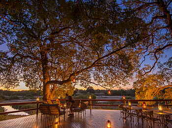 Inyati Game Lodge: Die Terrasse bei Nacht
