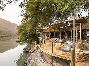 Serra Cafema: Terrasse mit Bootssteg