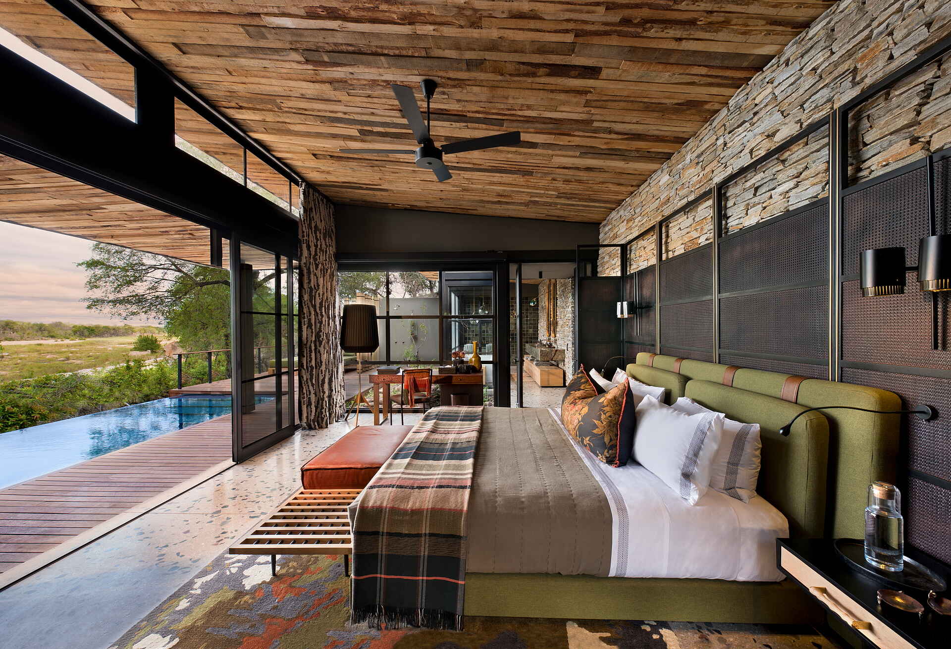 Tengile River Lodge: Doppelbett mit Blick