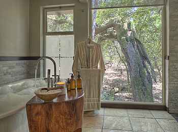 &Beyond Phinda Forest Lodge: Badezimmer mit Badewanne