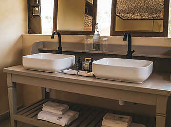 Entim Private Wing Camp: Luxury Suite Bad Entim Private Wing Camp: Luxury Suite Bad