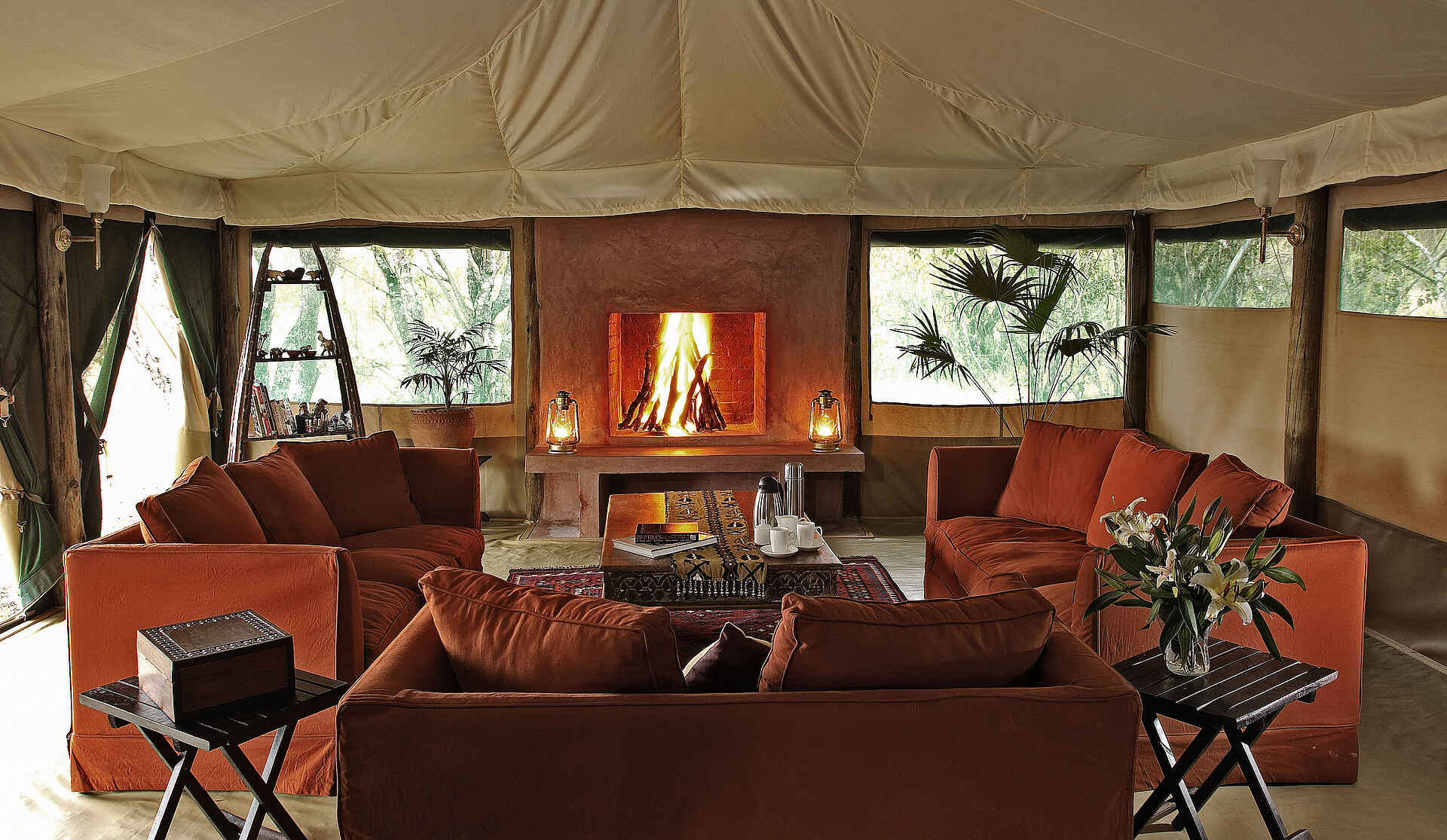 Kenia, Kicheche Camps, Kicheche Laikipia Camp, Laikipia-Plateau, Ol Pejeta Conservancy, Beistelltisch, Kamin, Lounge, Sofas, Zentrale Einrichtungen, Afrikarma, Afrikarma Safaris, Afrikarma Safaris – Wildnis. Hautnah., afrikarma.de