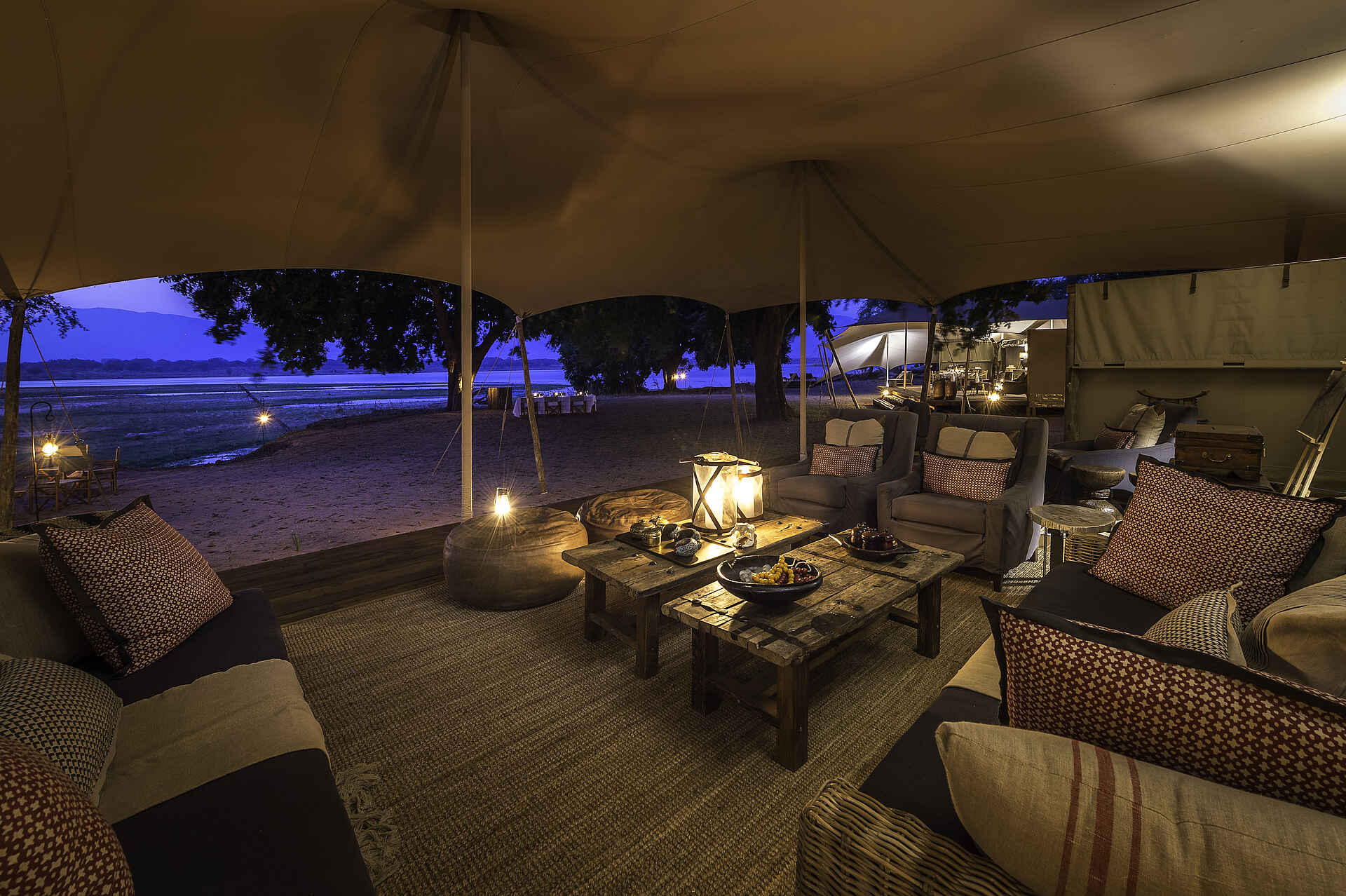 Little Ruckomechi Camp: Abendstimmung im Camp Little Ruckomechi Camp, Mana Pools National Park, Sambesi, Wilderness Safaris, Loungezelt, Sessel, Sofa, Afrikarma, Afrikarma Safaris, Afrikarma Safaris - Wildnis. Hautnah., Afrikarma.de