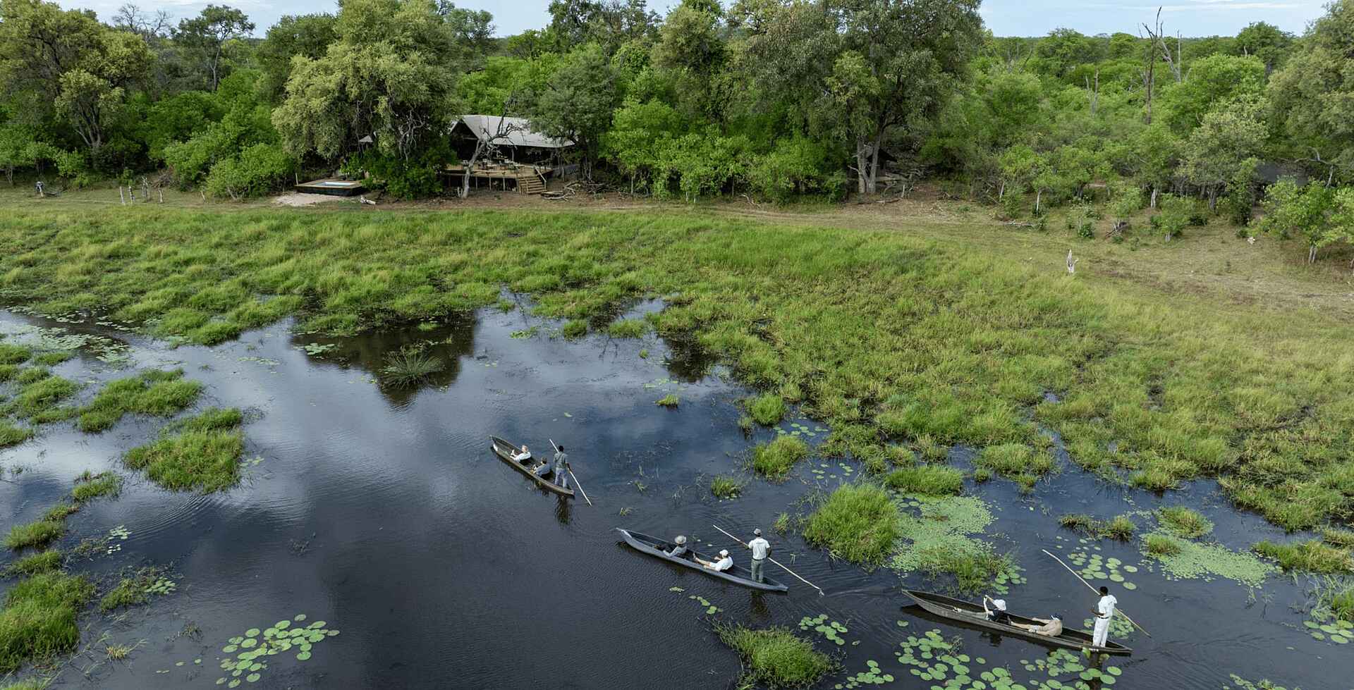 MmaTsebe Tented Camp: Mokorofahrt auf dem Mbudi River MmaTsebe Tented Camp: Mokorofahrt auf dem Mbudi River