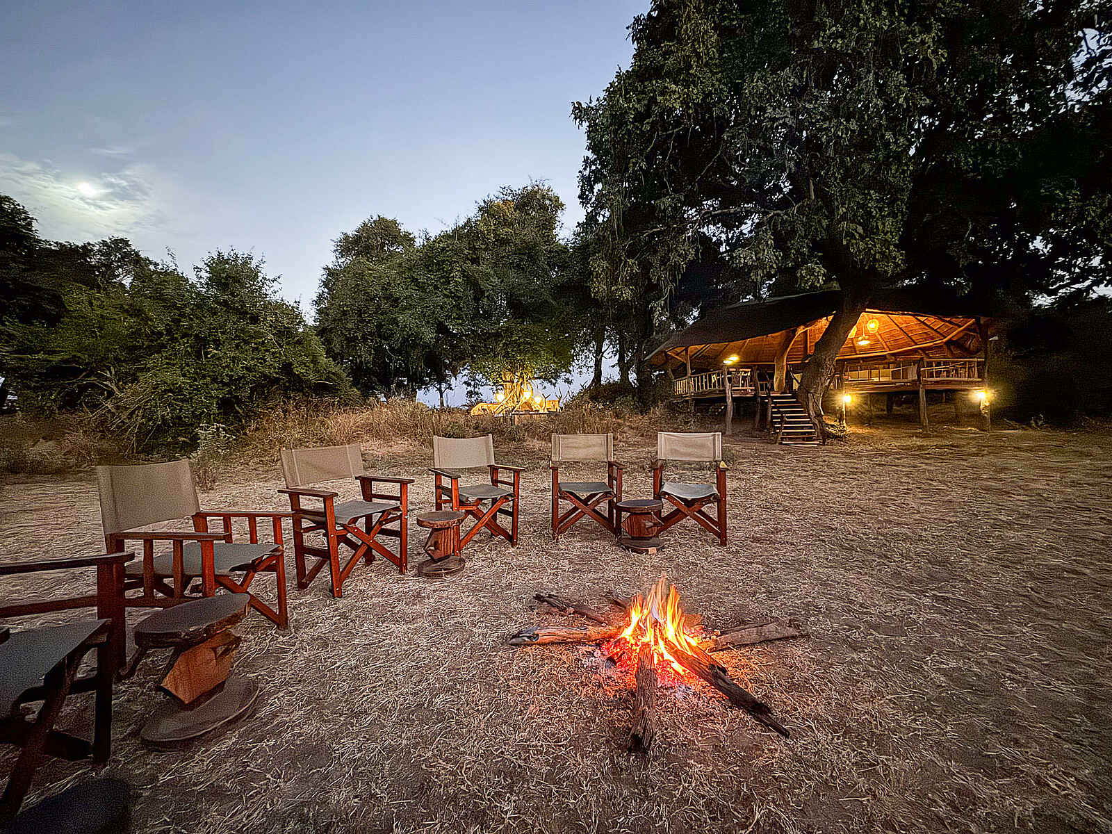 Mwamba Bush Camp: An der Boma Mwamba Bush Camp: An der Boma