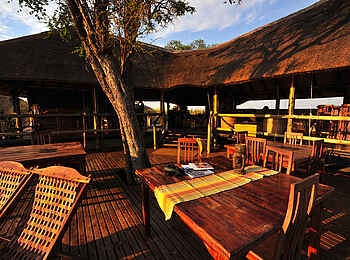 Nehimba Lodge: Terrasse des Haupthauses Nehimba Lodge: Terrasse des Haupthauses