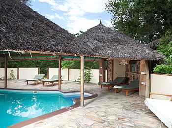 Rufiji River Camp: überdachter Pool Rufiji River Camp: überdachter Pool