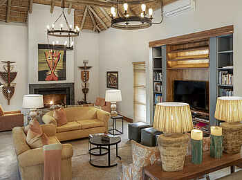 Simbavati Camp George: Die Lounge mit Kamin Simbavati Camp George: Die Lounge mit Kamin