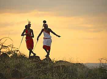 Sirikoi: Sundowner mit zwei Masai Männern