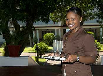 Victoria Falls Hotel: Service am Pool