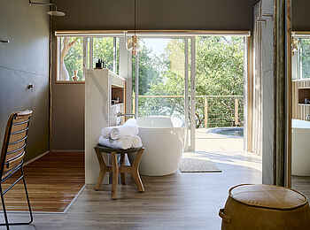 Victoria Falls Rapid View Villa: Ein offenes und helles Badezimmer