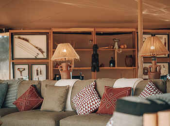 Wayo Serengeti Green Camp: Couch in Lounge