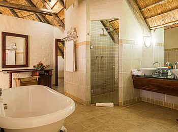 David Livingstone Safari Lodge: Geräumiges Badezimmer David Livingstone Safari Lodge: Geräumiges Badezimmer