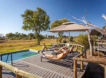 Gomoti Private Camp: Pool mit Sonnenliegen