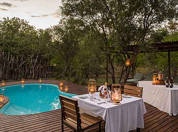 Kanana Camp: Die Tische am Pool sind fürs Abendessen eingedeckt