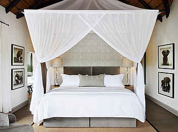 Londolozi Private Granite Suites: Kingsize Bett unter Moskitonetz