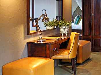 Madikwe Hills Private Game Lodge: Edler Schreibtisch einer Suite