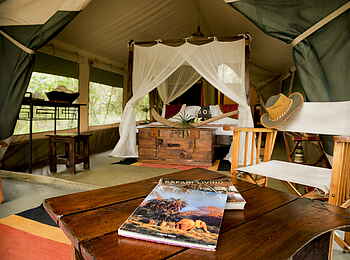 Mara Bush Camp: Lektüren auf einem Beistelltisch Mara Bush Camp: Lektüren auf einem Beistelltisch