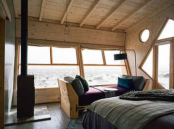 Shipwreck Lodge: Sitzecke mit Kamin Shipwreck Lodge: Sitzecke mit Kamin