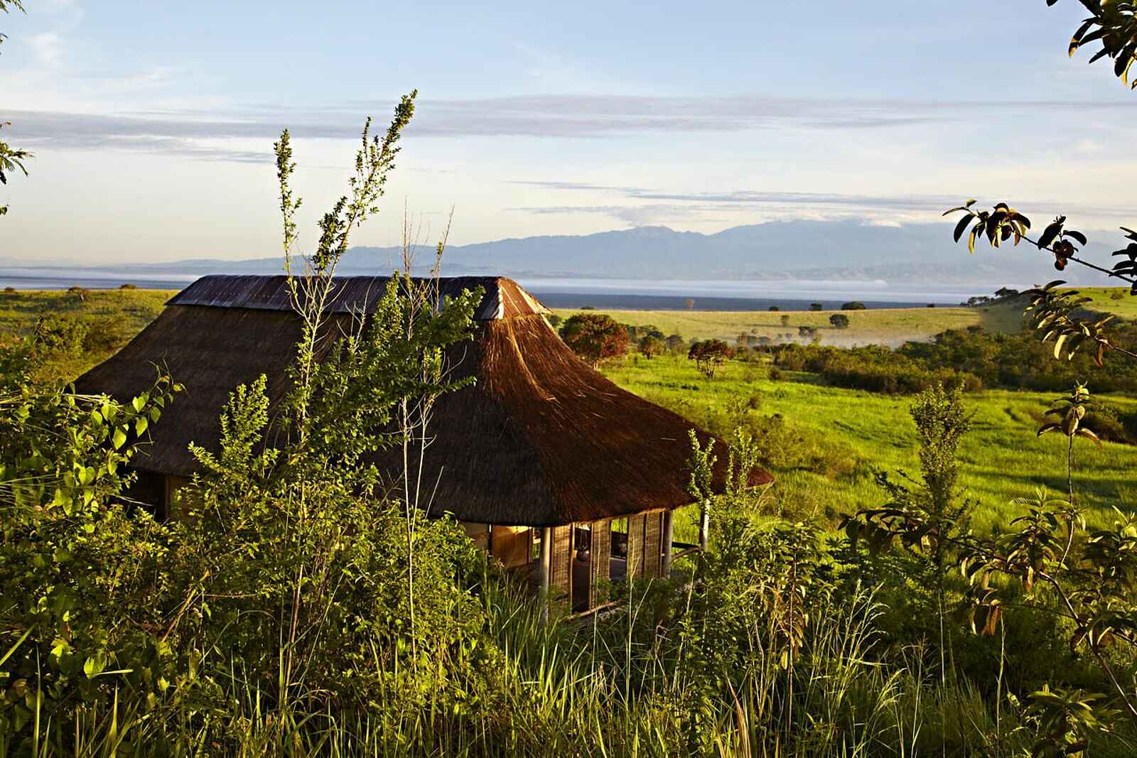 Volcanoes Kyambura Gorge Lodge: Banda mit Blick zum Rwenzori-Gebirge Volcanoes Kyambura Gorge Lodge: Banda mit Blick zum Rwenzori-Gebirge