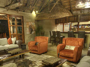 Divava Okavango Lodge and Spa: Main Lounge mit Bar Divava Okavango Lodge and Spa: Main Lounge mit Bar