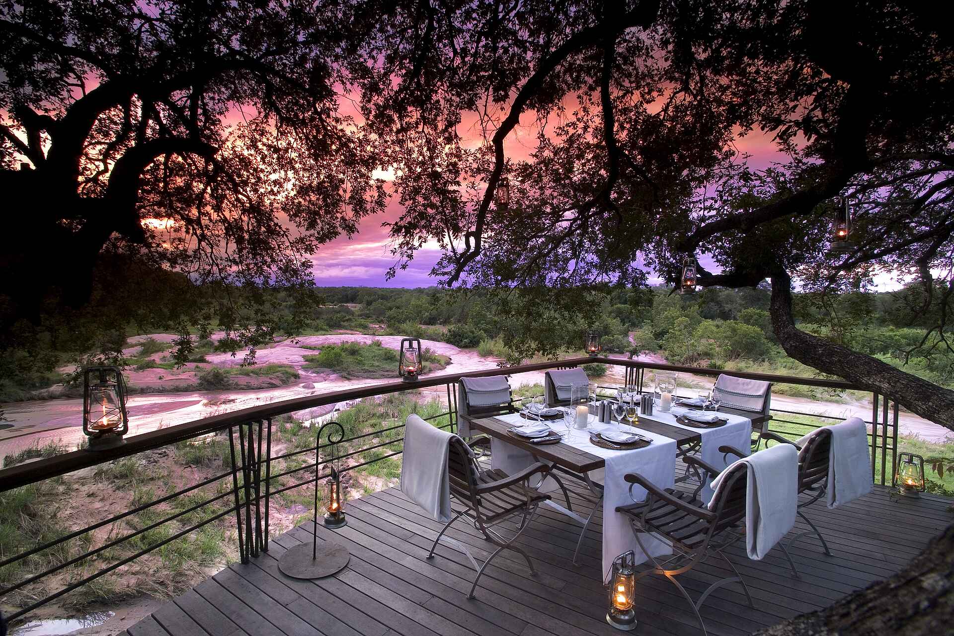 Dulini Leadwood Lodge, Dulini Private Game Reserve, Kruger National Park, Mabrak River, Sabi Sands Game Reserve, Südafrika, Dinner, Freier Himmel, Lounge, Mahlzeit, Terrasse, Afrikarma, Afrikarma Safaris, Afrikarma Safaris – Wildnis. Hautnah., afrikarma.de, Sand River