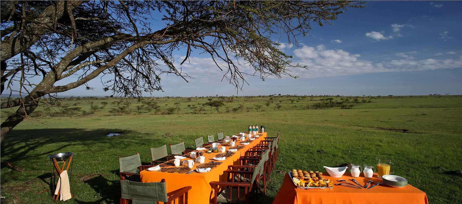 Elephant Pepper Camp: Buschfrühstück an der großen Tafel afrikarma, afrikarma.de, Big Five, Cheli & Peacock, Cheli and Peacock, Elefant, Elephant Pepper, Elephant Pepper Camp, Fauna, Kenia, Kenya, Löwe, Löwenrudel, Maasai Mara, Mara, Masai Mara, Massai Mara, Migration, North Mara, North Mara Conservation, North Mara Schutzgebiet, Reise, Rift Valley, Rift Valley District, Safari, Tierwanderung, www.afrikarma.de, Aktivitäten, Buschfrühstück, Landschaft