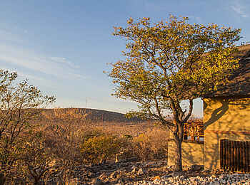 Epacha Game Lodge and Spa: Die Terrassen der Chalets überblicken weit die Landschaft