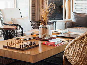 Jabali Ridge Camp: Schachspiel im Gemeinschaftsbereich Jabali Ridge Camp: Schachspiel im Gemeinschaftsbereich