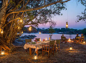 KaingU Safari Lodge: Dinner und Lagerfeuer am Fluss