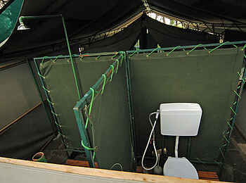 Lake Manze Camp: Freilufttoilette Lake Manze Camp: Freilufttoilette