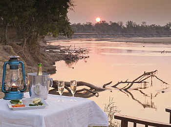 Nsefu Camp: Sekt zum Sonnenuntergang