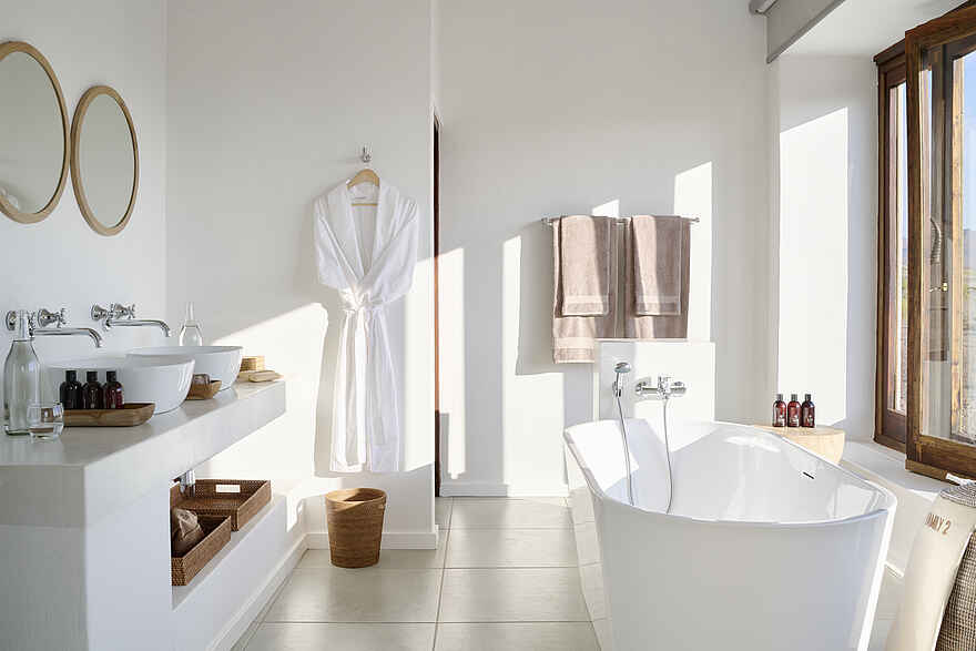 Okahirongo Elephant Lodge: Badezimmer mit freistehender Badewanne Okahirongo Elephant Lodge: Badezimmer mit freistehender Badewanne