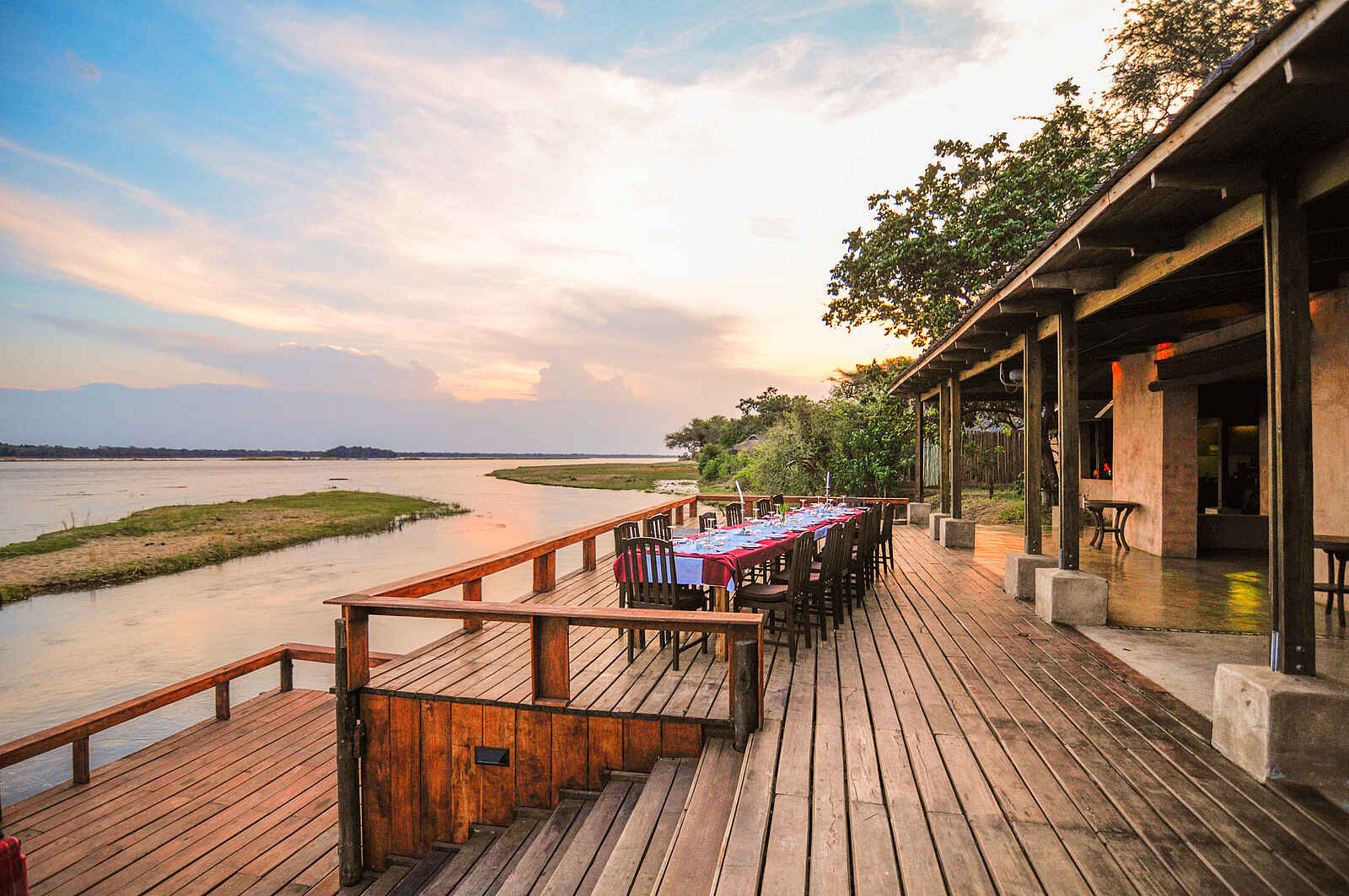 Royal Zambezi Lodge: Deck vor der Lodge Royal Zambezi Lodge: Deck vor der Lodge