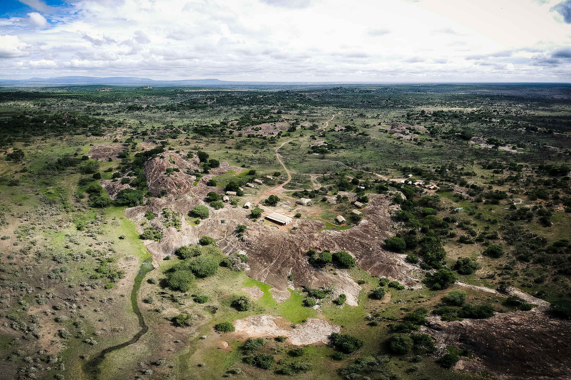 Sanctuary Kichakani Serengeti Camp: Lage zwischen flachen Felsen