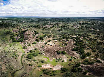 Sanctuary Kichakani Serengeti Camp: Lage zwischen flachen Felsen Sanctuary Kichakani Serengeti Camp: Lage zwischen flachen Felsen