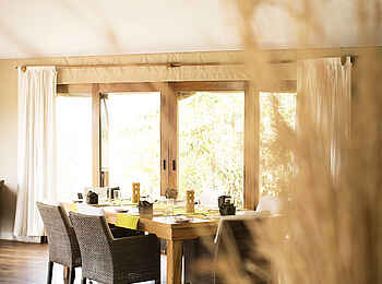 Sayari Camp: Privater Esstisch Sayari Camp: Privater Esstisch