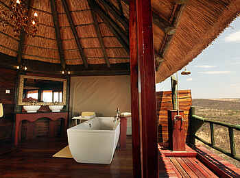 Soroi Serengeti Lodge: Gästebad mit Außendusche und Blick Soroi Serengeti Lodge: Gästebad mit Außendusche und Blick