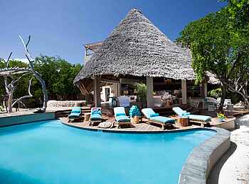 Vamizi Island: Casamina Pool mit Liegestühlen