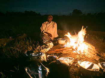 Bushman Plains Camp: Kochen am offenen Feuer Bushman Plains Camp: Kochen am offenen Feuer