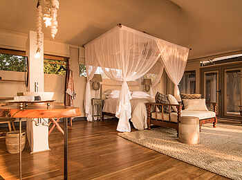 Chikwenya Camp: Doppelbett mit Moskitonetz